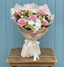 Букет цветов из:  Гвоздики, Орхидеи и Розы в Карагайлинском