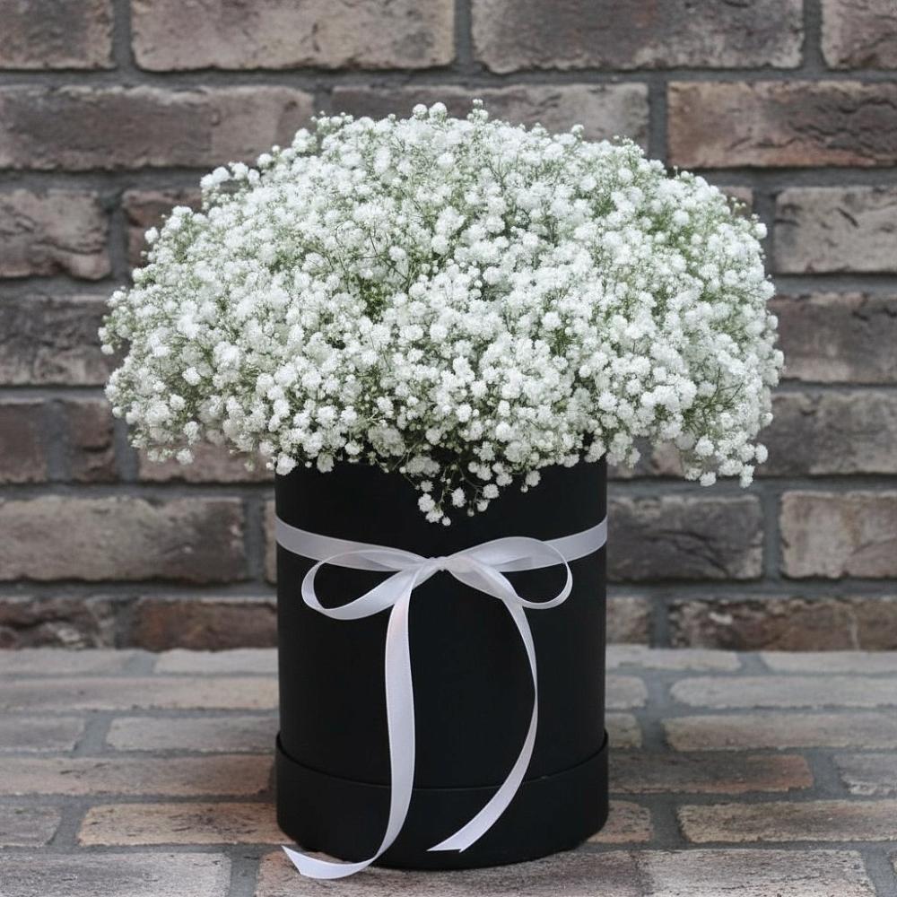 Цветочная композиция из Гипсофила в шляпной коробке в Карагайлинском