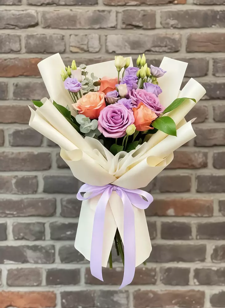 Букет цветов из: Лизиантусы и Розы в Карагайлинском