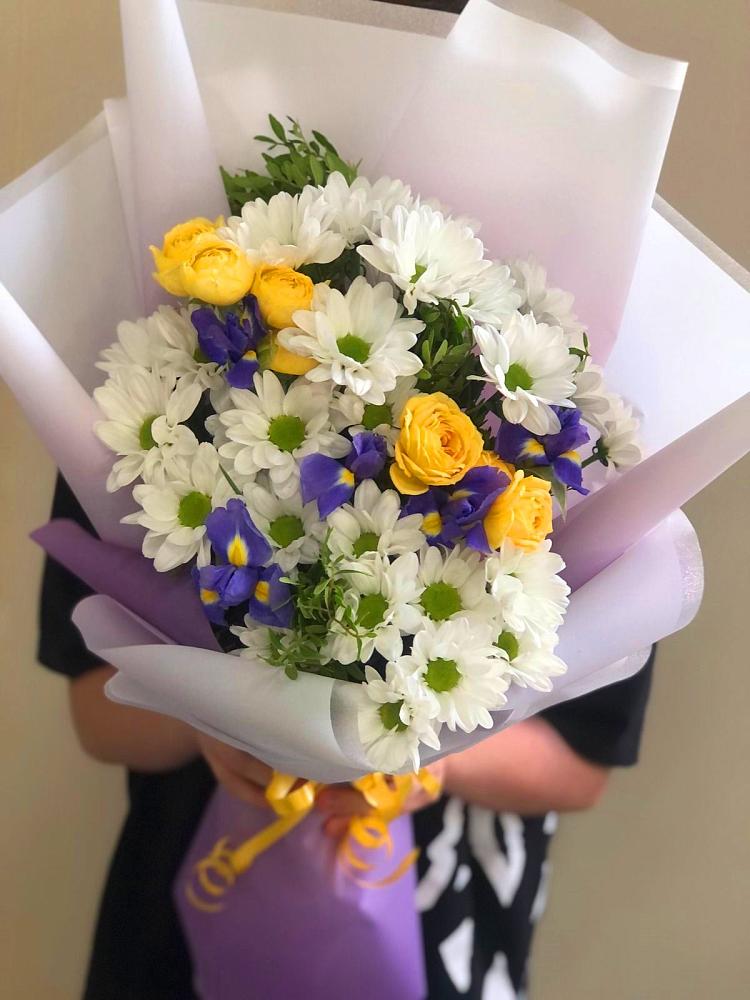 Букет цветов из: Ирисы, Хризантемы и Розы в Карагайлинском