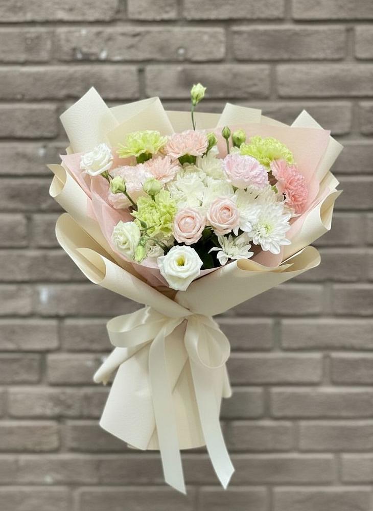 Букет цветов из: Гвоздики, Розы, Лизиантусы и Хризантемы в Карагайлинском