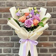 Букет цветов из:  Лизиантусы и Розы в Карагайлинском