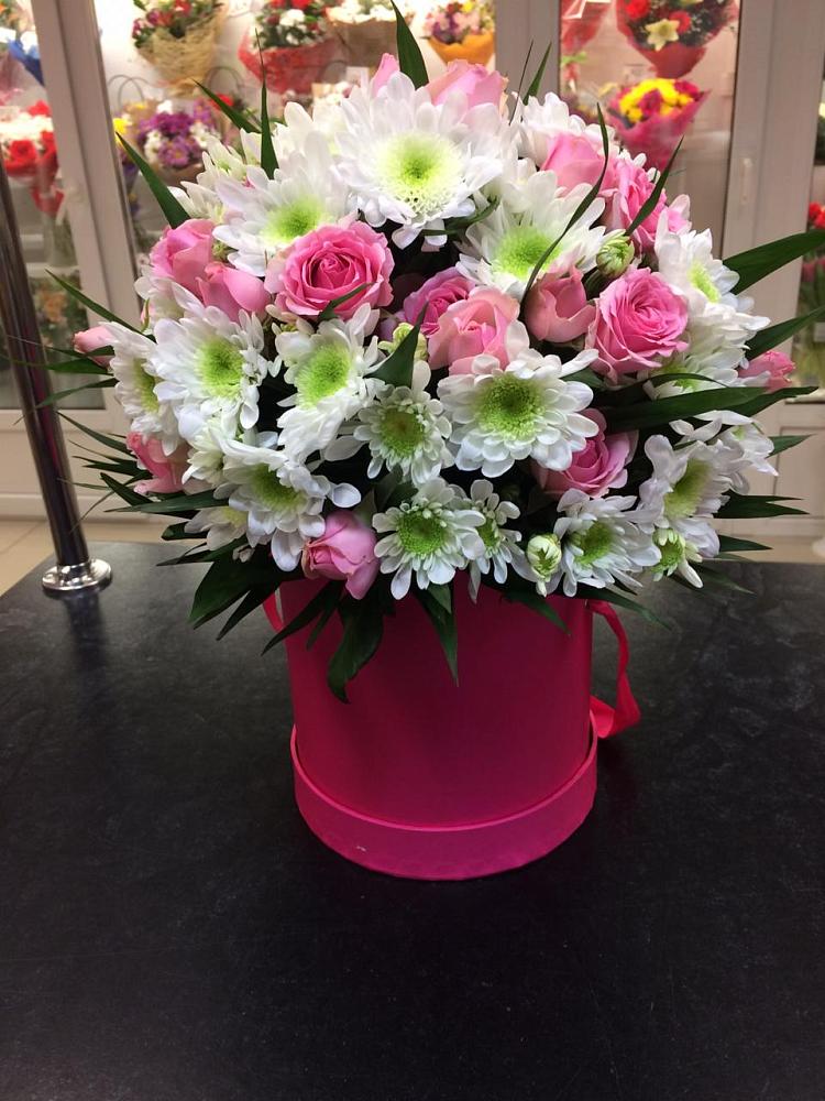 Цветочная композиция из Розы и Хризантемы в шляпной коробке в Карагайлинском