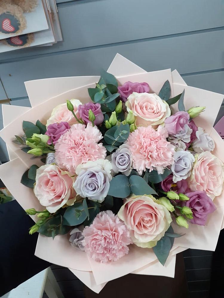 Букет цветов из: Розы, Гвоздики и Лизиантусы в Карагайлинском