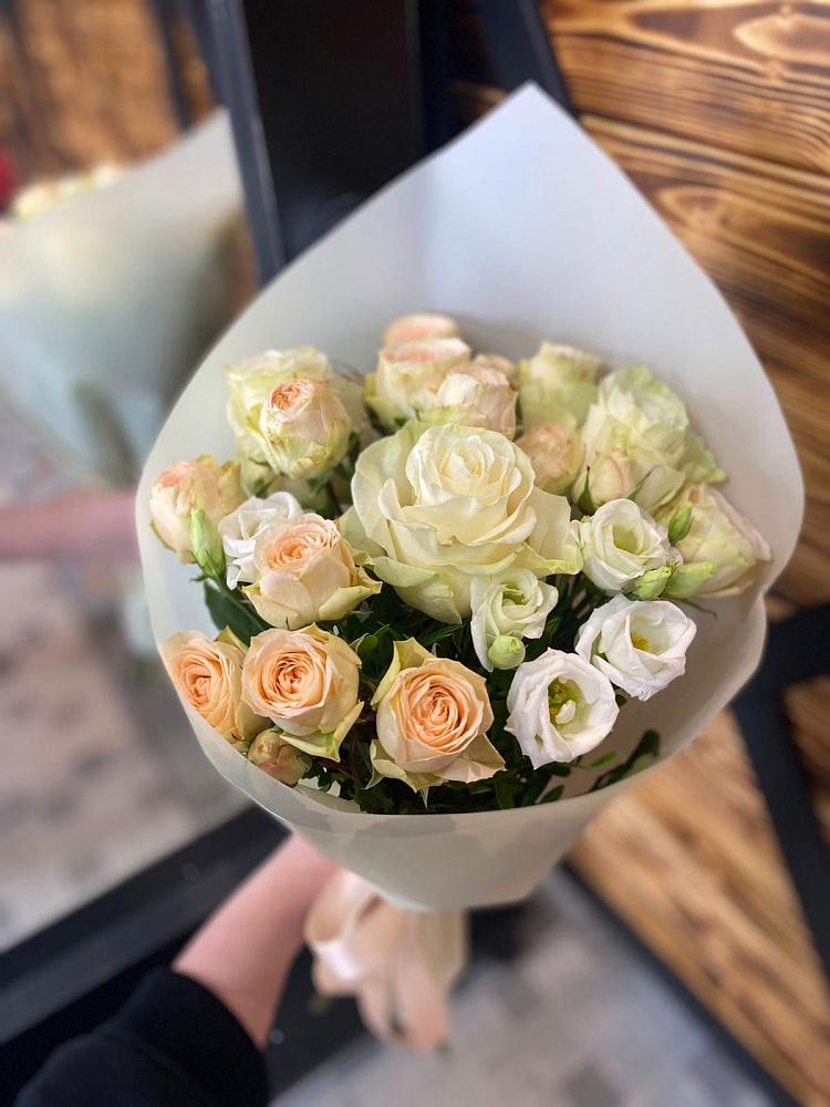 Букет цветов из: Розы и Лизиантусы в Карагайлинском